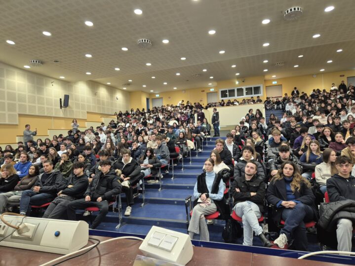aula magna piena di studenti