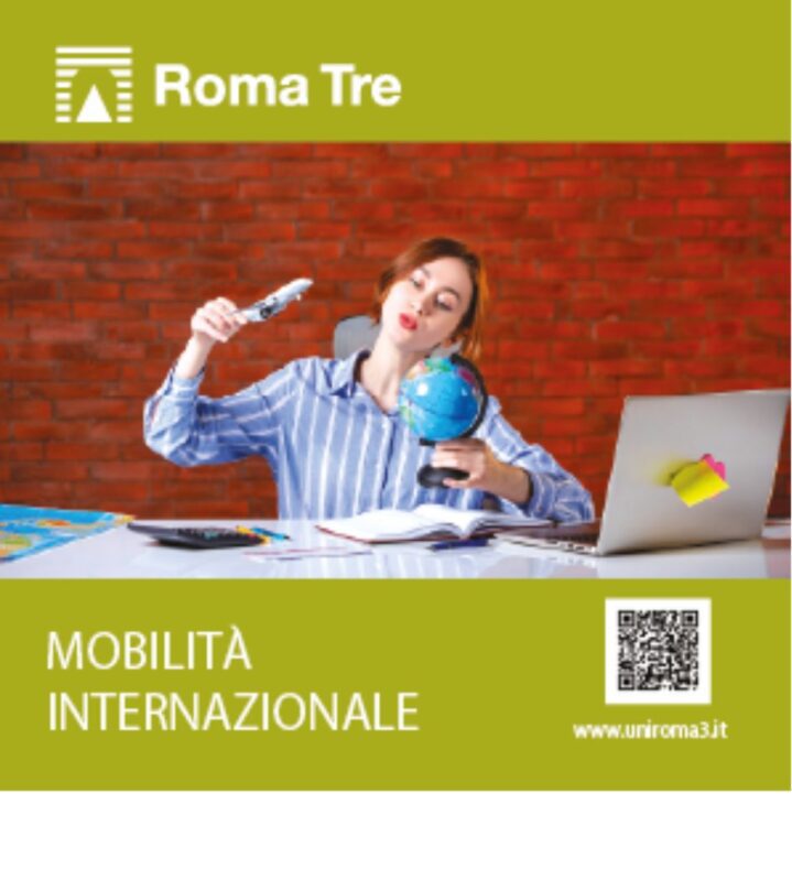 mobilità internazionale studentessa universitaria seduta dietro una scrivania con la mano sinistra regge il mappa mondo con la destra avvicina un aereoplanino