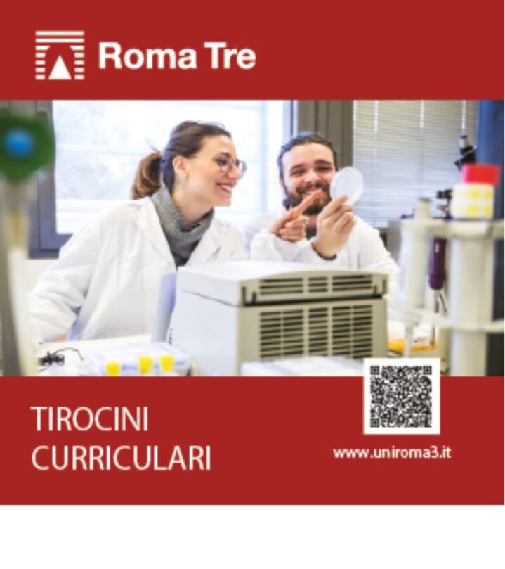 tirocini una studente e uno studente dietro un tavolo di un laboratorio osservano un vetrino